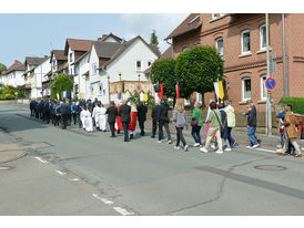 Bittprozession um den Kleinen Berg an Pfingstmontag (© Karl-Franz Thiede)